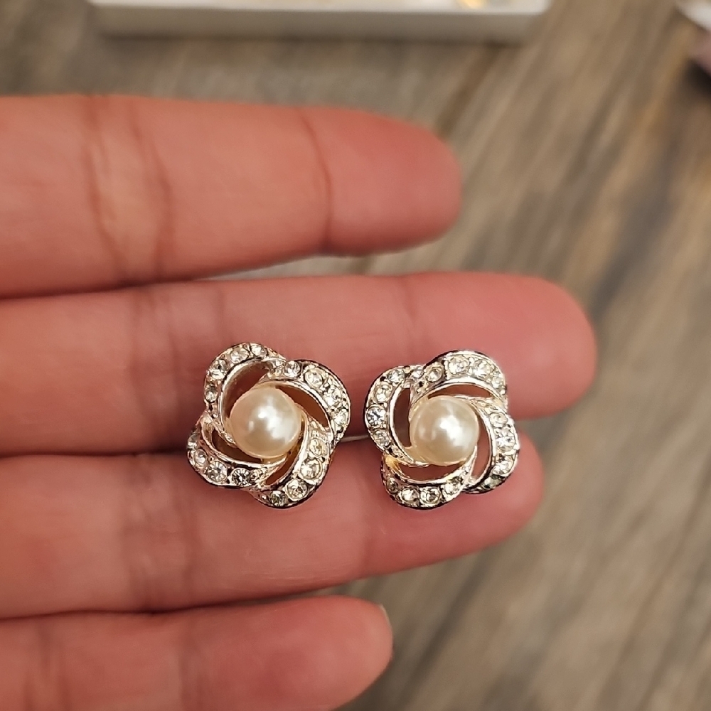 Elegant Pearl and Crystal Flower Earrings